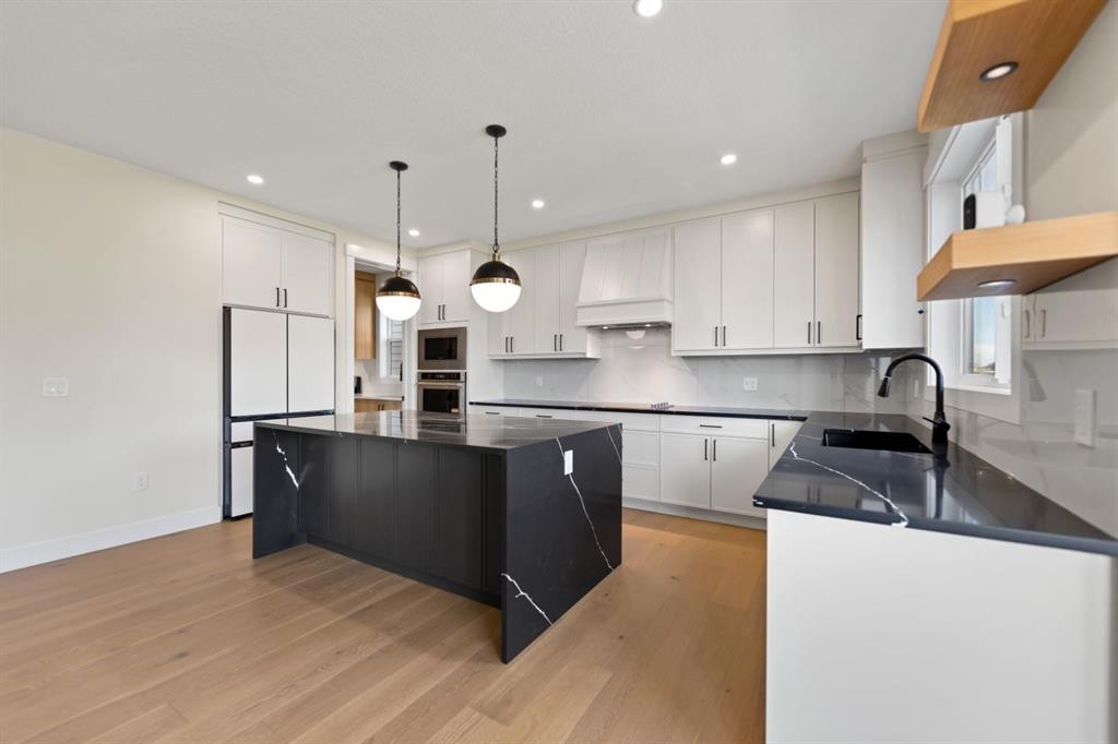 39 South Shore Road, Chestermere, AB - Indoor Photo Showing Kitchen With Upgraded Kitchen