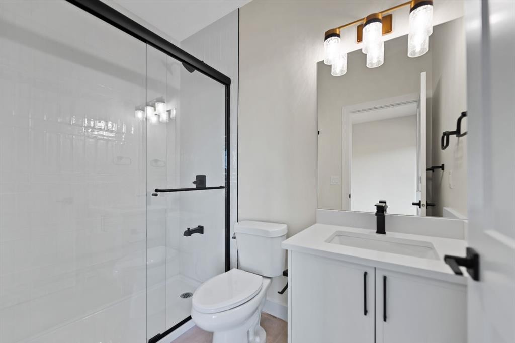 39 South Shore Road, Chestermere, AB - Indoor Photo Showing Bathroom