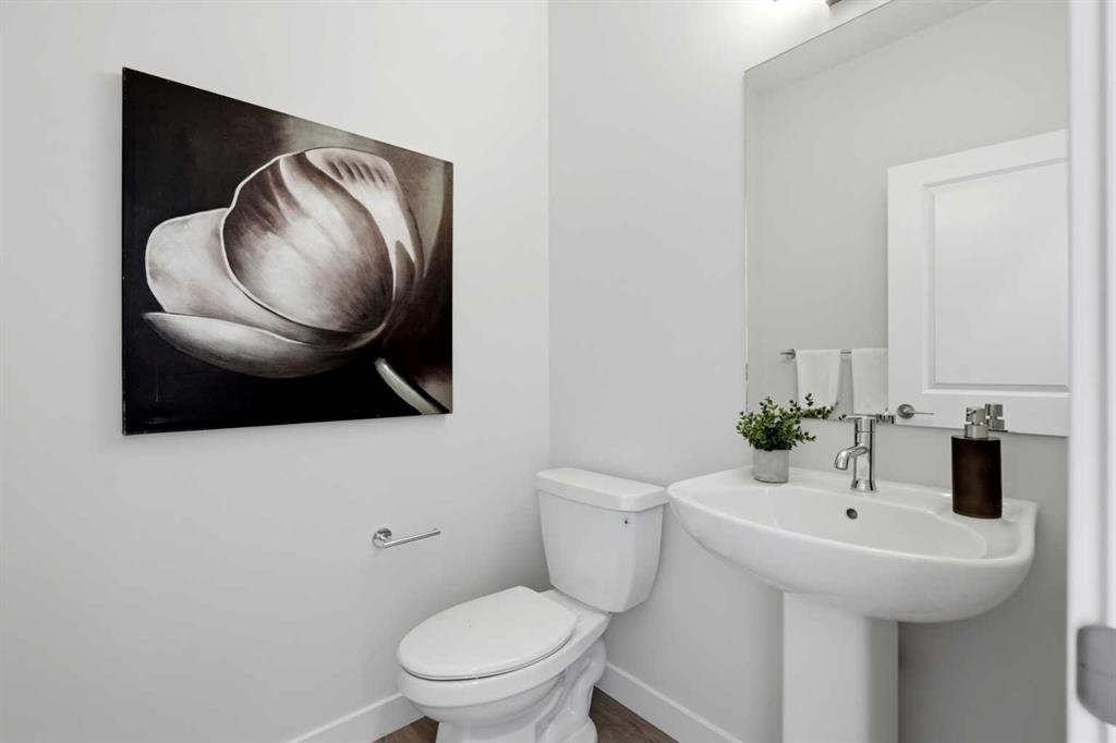 7 Verdure Gate Sw, Calgary, AB - Indoor Photo Showing Bathroom