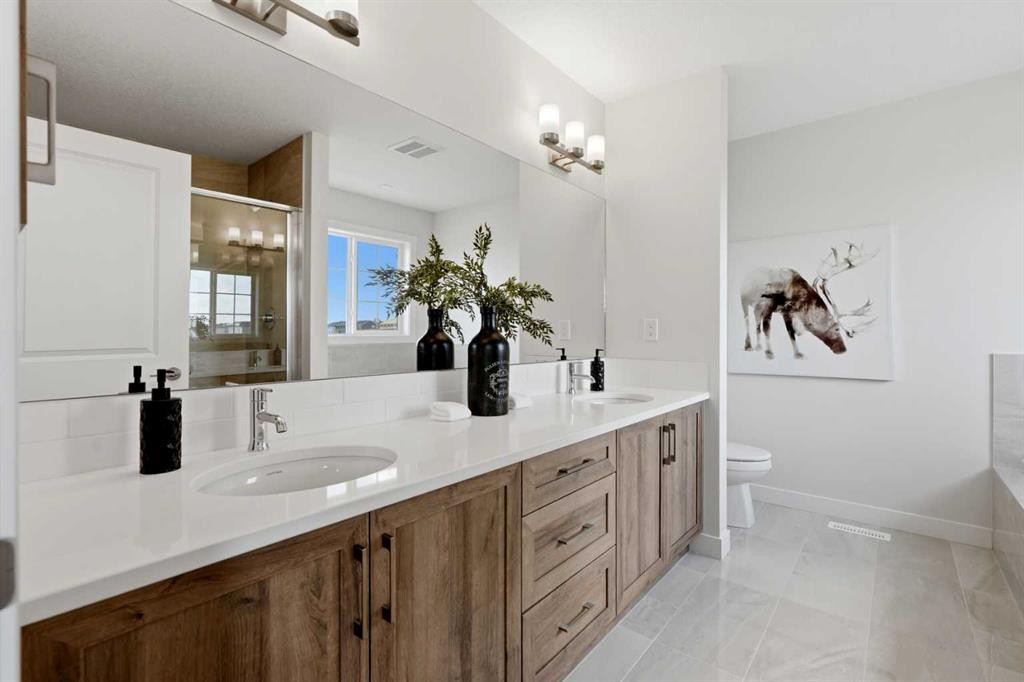 7 Verdure Gate Sw, Calgary, AB - Indoor Photo Showing Bathroom