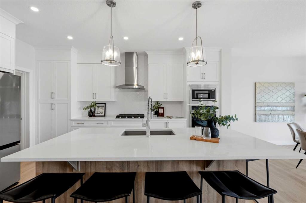7 Verdure Gate Sw, Calgary, AB - Indoor Photo Showing Kitchen With Upgraded Kitchen