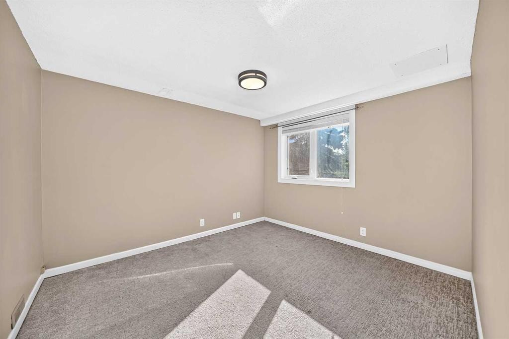 25-448 Strathcona Drive Sw, Calgary, AB - Indoor Photo Showing Other Room