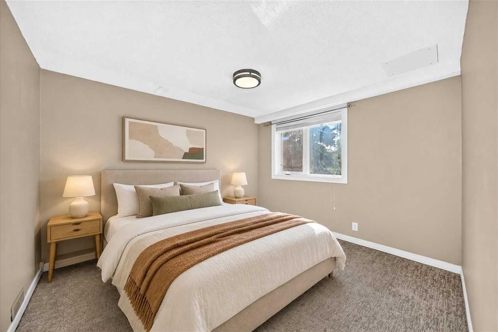 25-448 Strathcona Drive Sw, Calgary, AB - Indoor Photo Showing Bedroom