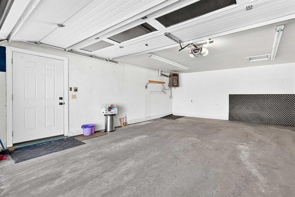 25-448 Strathcona Drive Sw, Calgary, AB - Indoor Photo Showing Garage