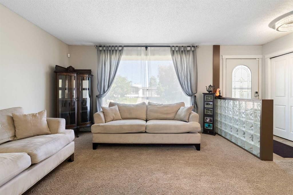 76 Pinebrook Close Ne, Calgary, AB - Indoor Photo Showing Living Room