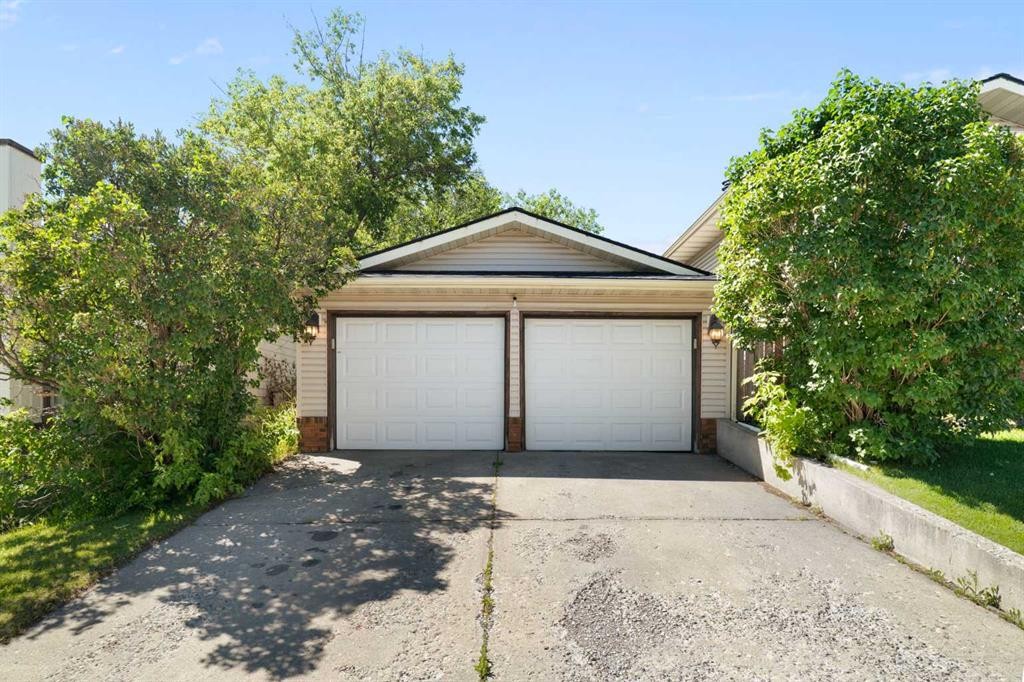 76 Pinebrook Close Ne, Calgary, AB - Outdoor