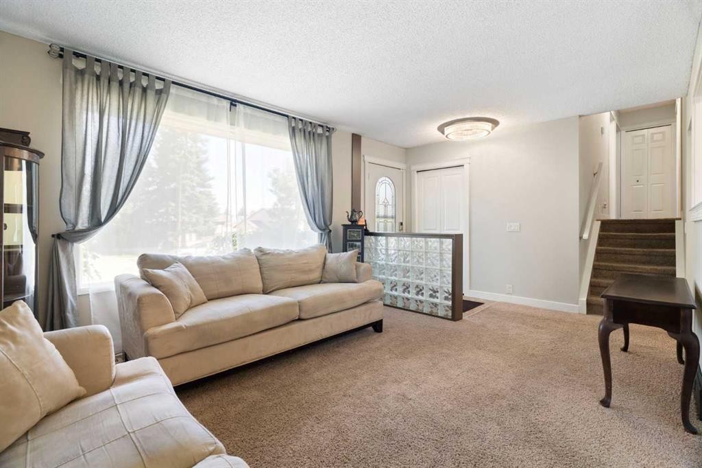 76 Pinebrook Close Ne, Calgary, AB - Indoor Photo Showing Living Room