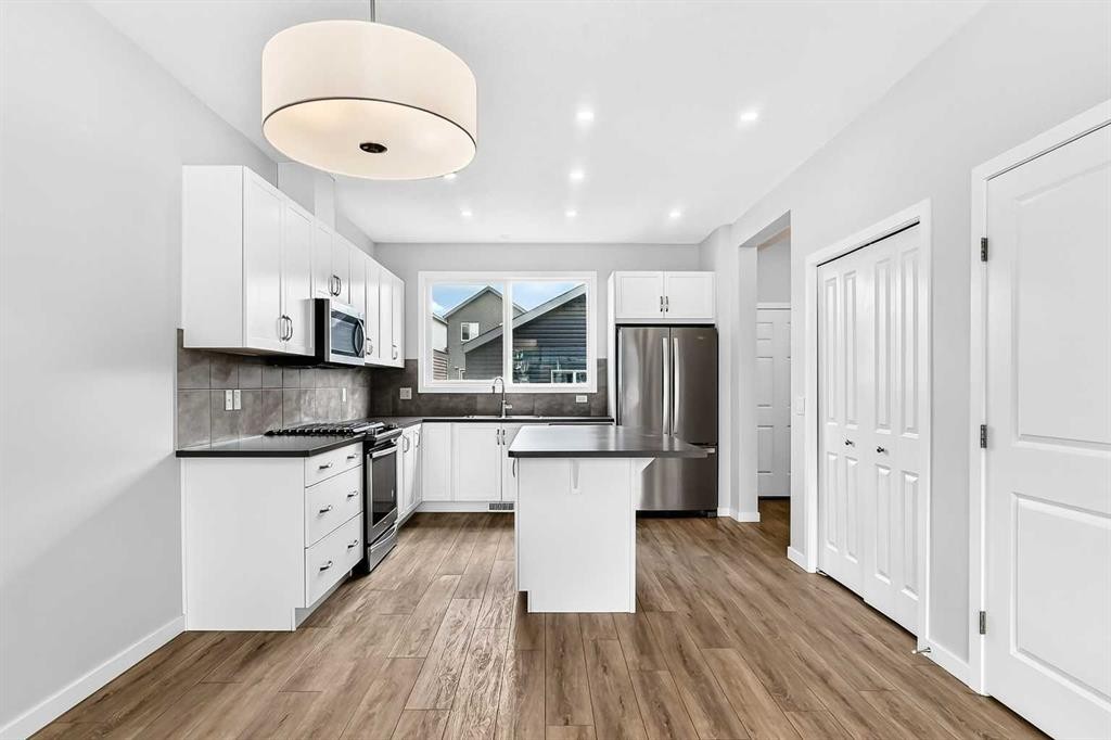 49 Legacy Glen Place Se, Calgary, AB - Indoor Photo Showing Kitchen With Upgraded Kitchen