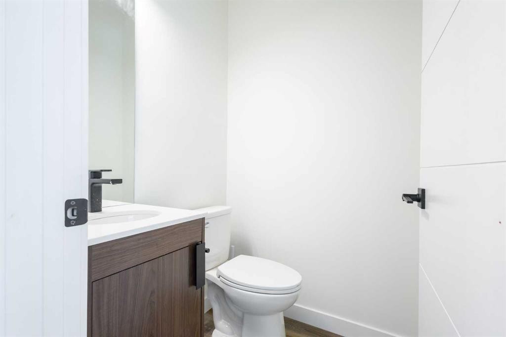 2424 25 Avenue Nw, Calgary, AB - Indoor Photo Showing Bathroom