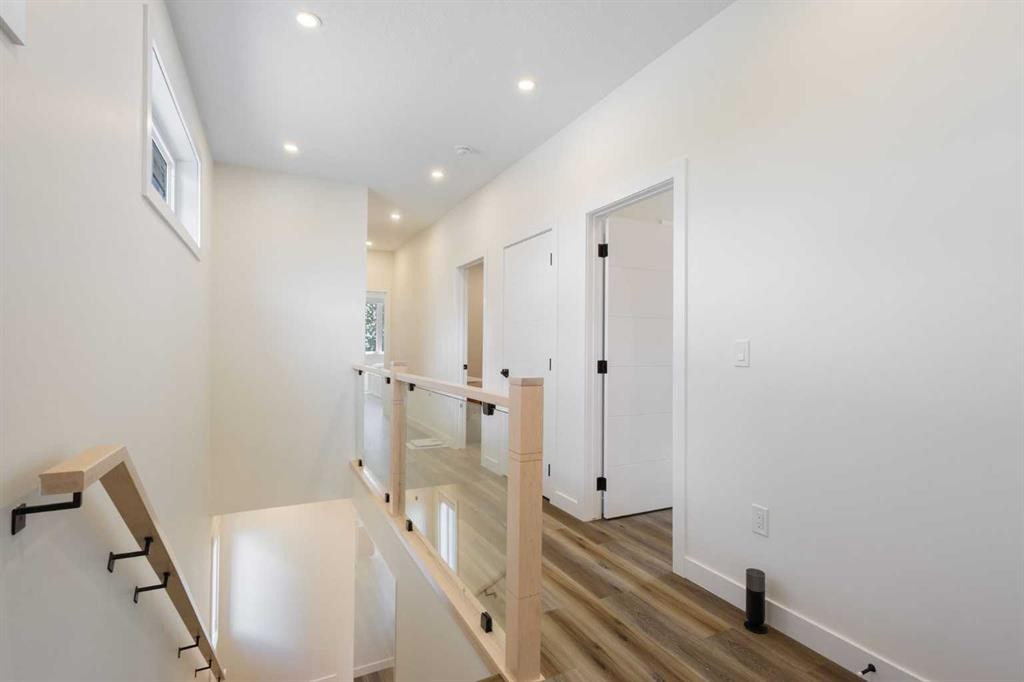 2424 25 Avenue Nw, Calgary, AB - Indoor Photo Showing Other Room