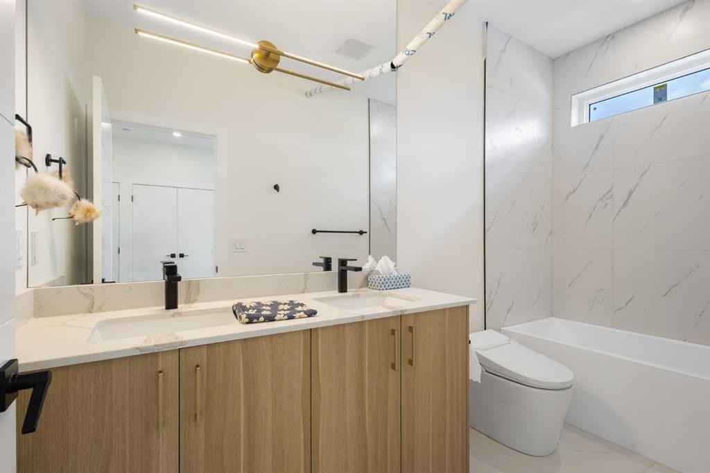2424 25 Avenue Nw, Calgary, AB - Indoor Photo Showing Bathroom