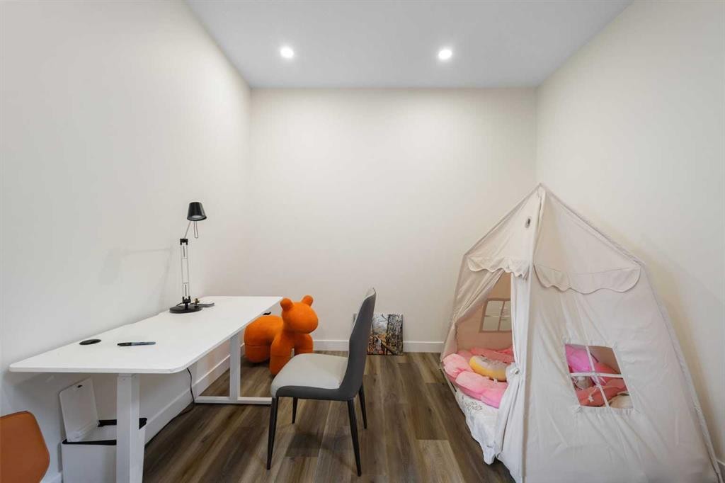 2424 25 Avenue Nw, Calgary, AB - Indoor Photo Showing Other Room