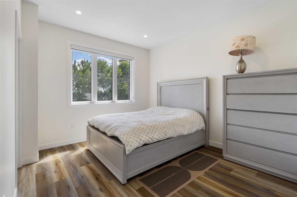 2424 25 Avenue Nw, Calgary, AB - Indoor Photo Showing Bedroom
