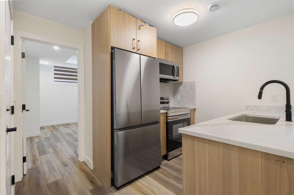2424 25 Avenue Nw, Calgary, AB - Indoor Photo Showing Kitchen