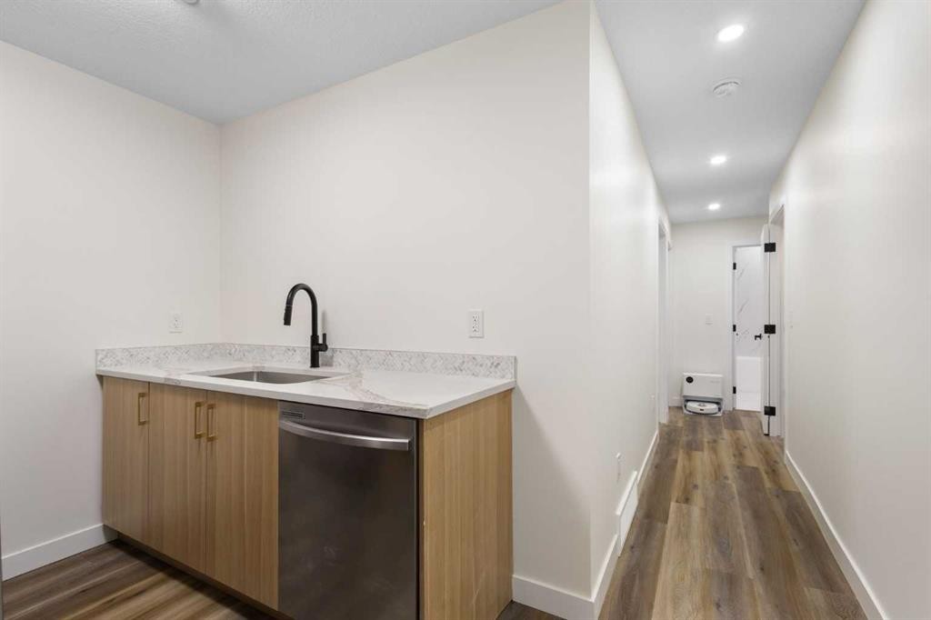 2424 25 Avenue Nw, Calgary, AB - Indoor
