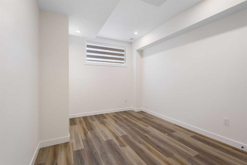 2424 25 Avenue Nw, Calgary, AB - Indoor Photo Showing Other Room