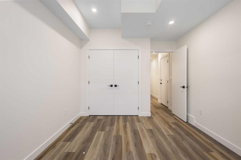 2424 25 Avenue Nw, Calgary, AB - Indoor Photo Showing Other Room