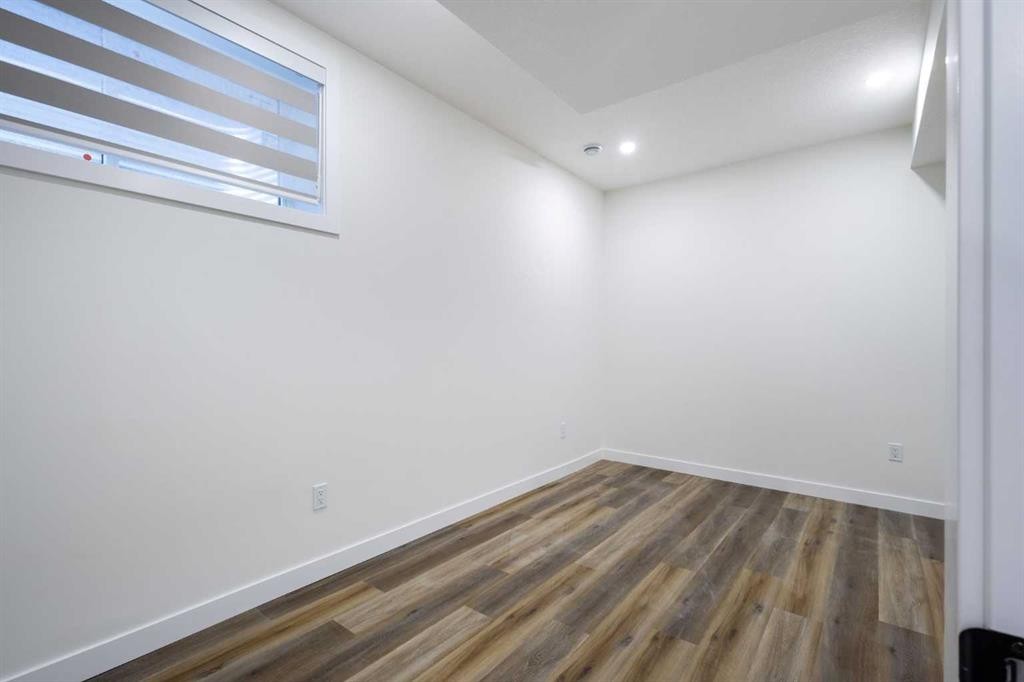 2424 25 Avenue Nw, Calgary, AB - Indoor Photo Showing Other Room