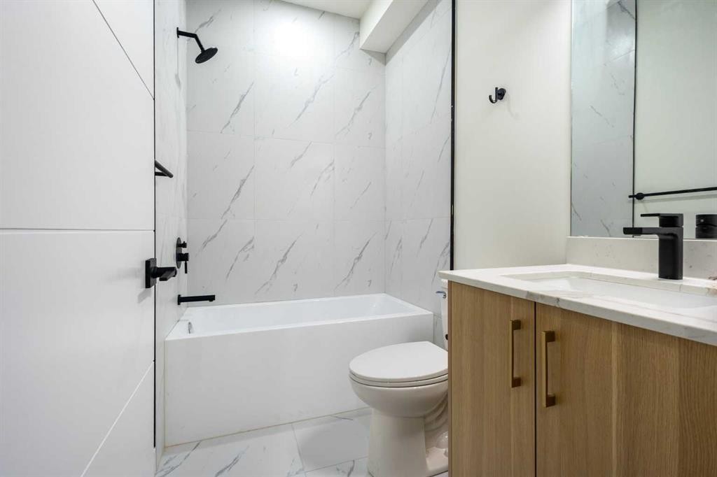 2424 25 Avenue Nw, Calgary, AB - Indoor Photo Showing Bathroom