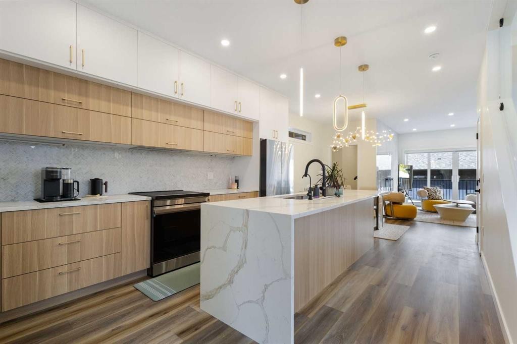 2424 25 Avenue Nw, Calgary, AB - Indoor Photo Showing Kitchen With Upgraded Kitchen