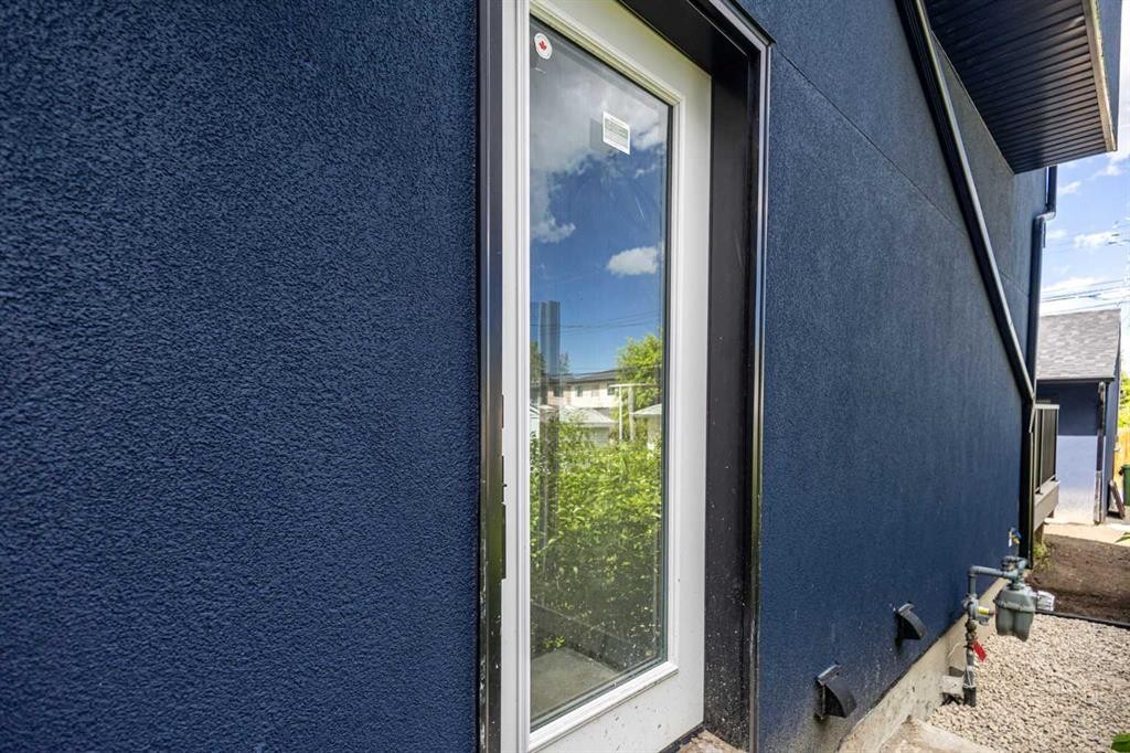 2424 25 Avenue Nw, Calgary, AB - Outdoor