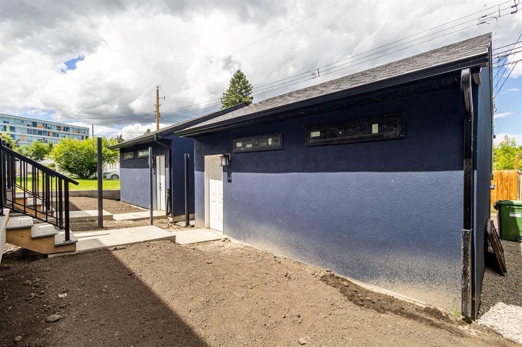 2424 25 Avenue Nw, Calgary, AB - Outdoor