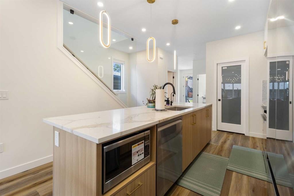 2424 25 Avenue Nw, Calgary, AB - Indoor Photo Showing Kitchen With Upgraded Kitchen