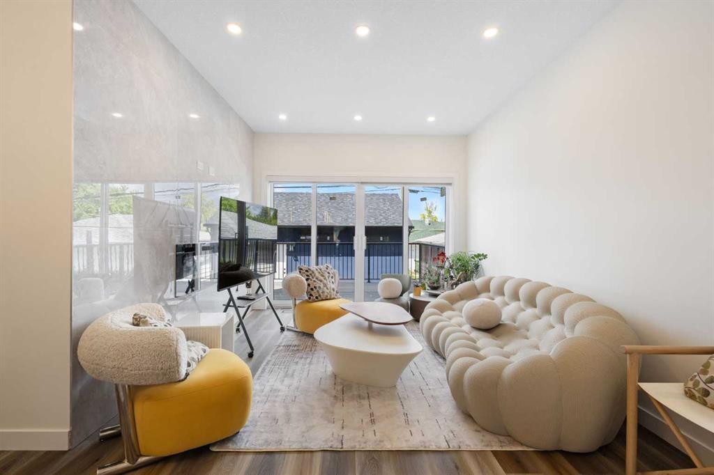 2424 25 Avenue Nw, Calgary, AB - Indoor Photo Showing Living Room