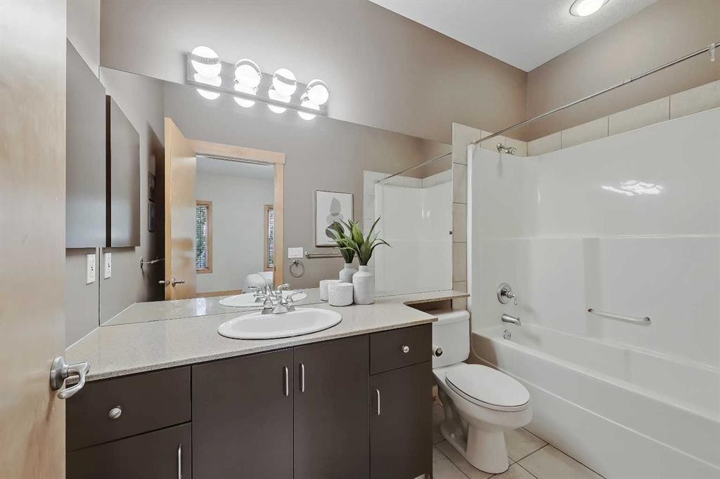 17 Somme Boulevard Sw, Calgary, AB - Indoor Photo Showing Bathroom