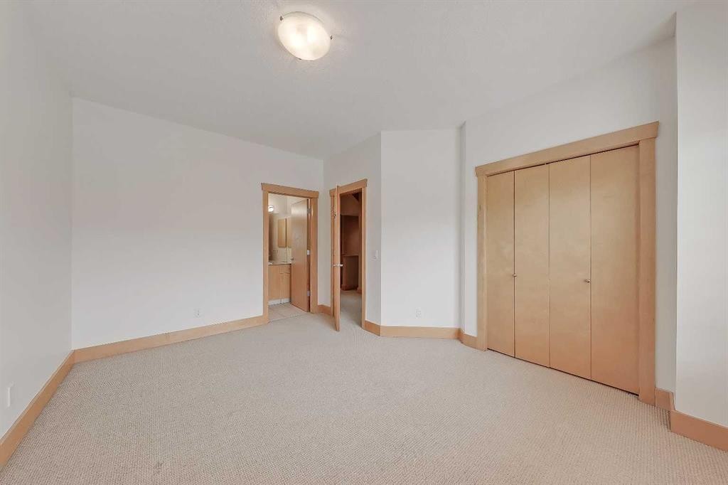 17 Somme Boulevard Sw, Calgary, AB - Indoor Photo Showing Other Room