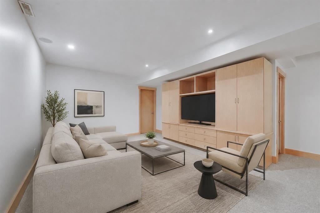 17 Somme Boulevard Sw, Calgary, AB - Indoor