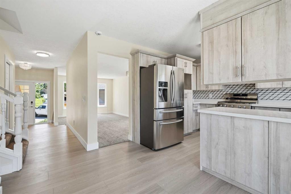 43 Beaconsfield Place Nw, Calgary, AB - Indoor Photo Showing Kitchen With Stainless Steel Kitchen