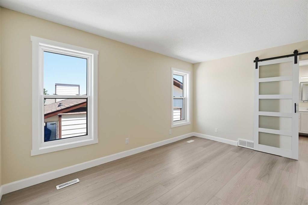 43 Beaconsfield Place Nw, Calgary, AB - Indoor Photo Showing Other Room
