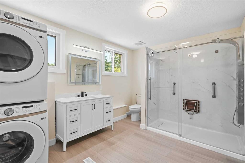 43 Beaconsfield Place Nw, Calgary, AB - Indoor Photo Showing Laundry Room