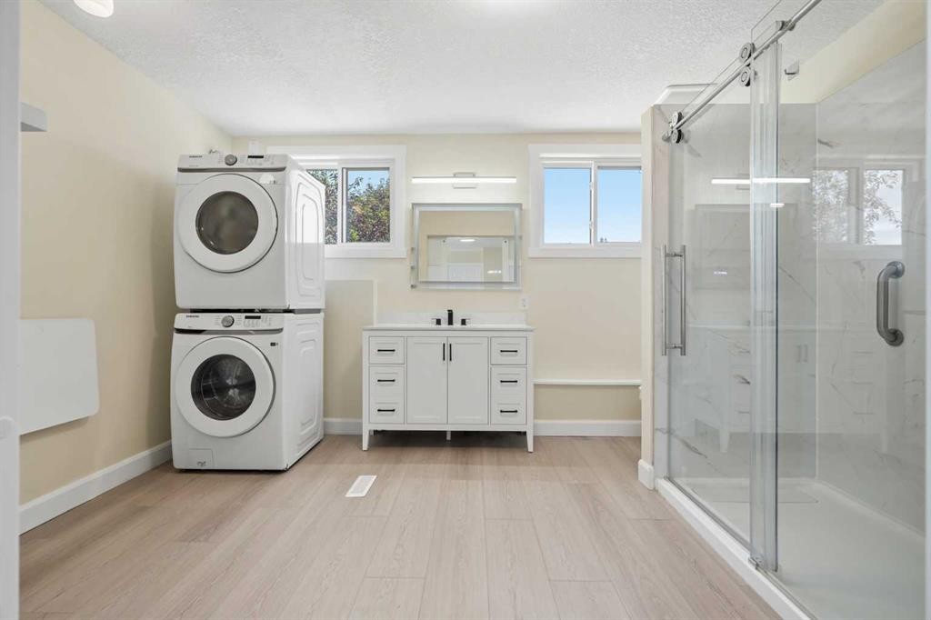 43 Beaconsfield Place Nw, Calgary, AB - Indoor Photo Showing Laundry Room