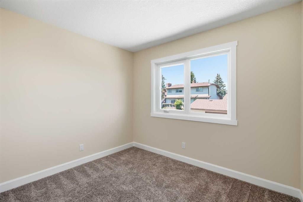 43 Beaconsfield Place Nw, Calgary, AB - Indoor Photo Showing Other Room