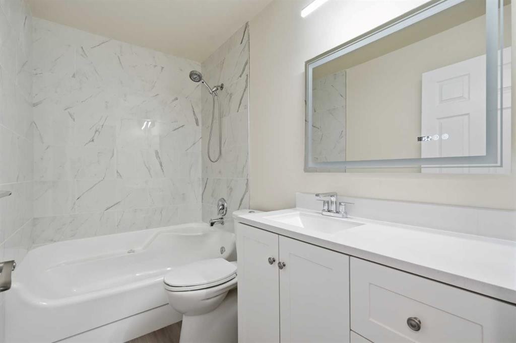 43 Beaconsfield Place Nw, Calgary, AB - Indoor Photo Showing Bathroom