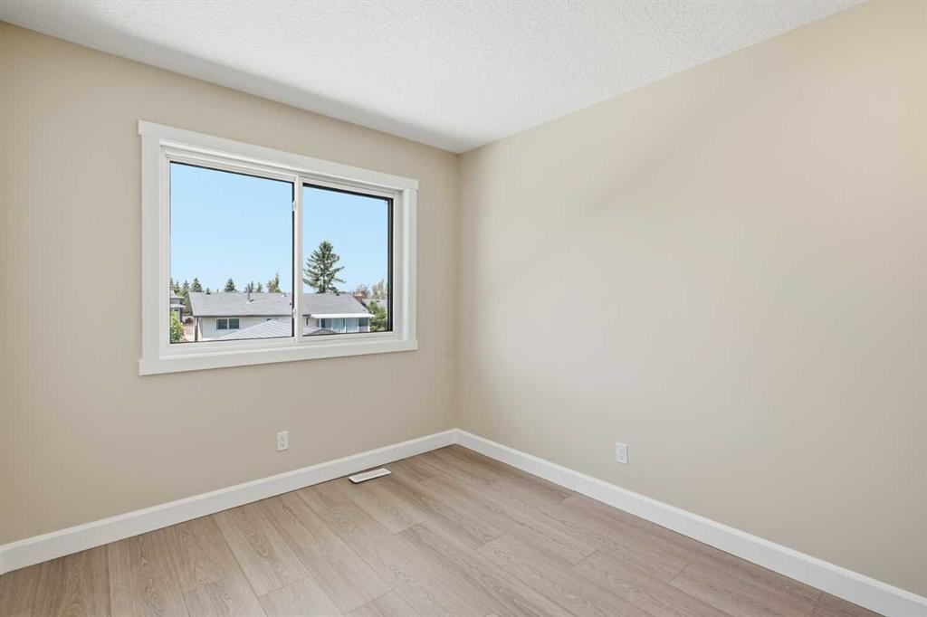 43 Beaconsfield Place Nw, Calgary, AB - Indoor Photo Showing Other Room