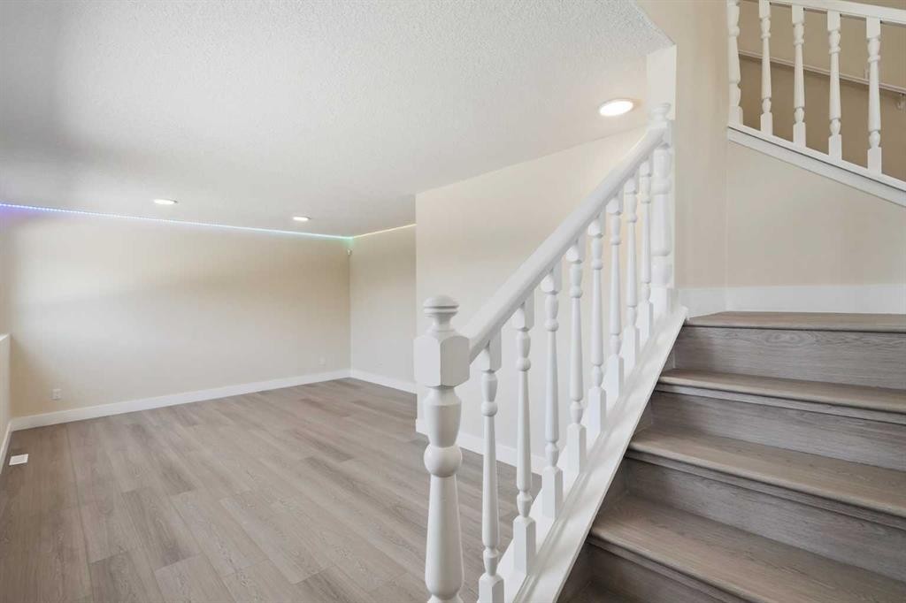 43 Beaconsfield Place Nw, Calgary, AB - Indoor Photo Showing Other Room