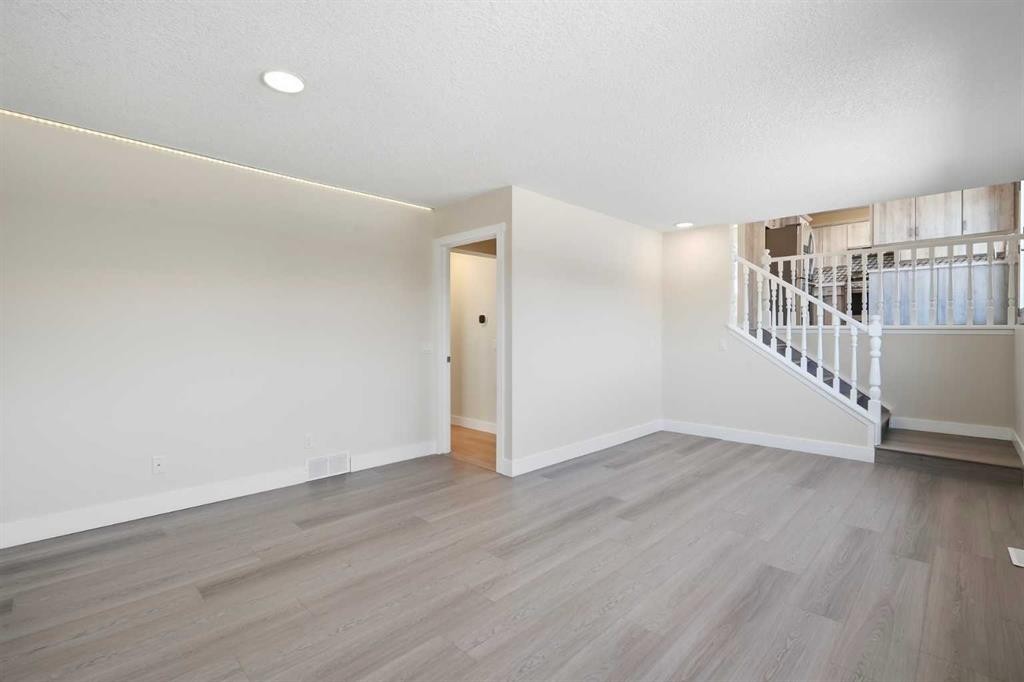 43 Beaconsfield Place Nw, Calgary, AB - Indoor Photo Showing Other Room