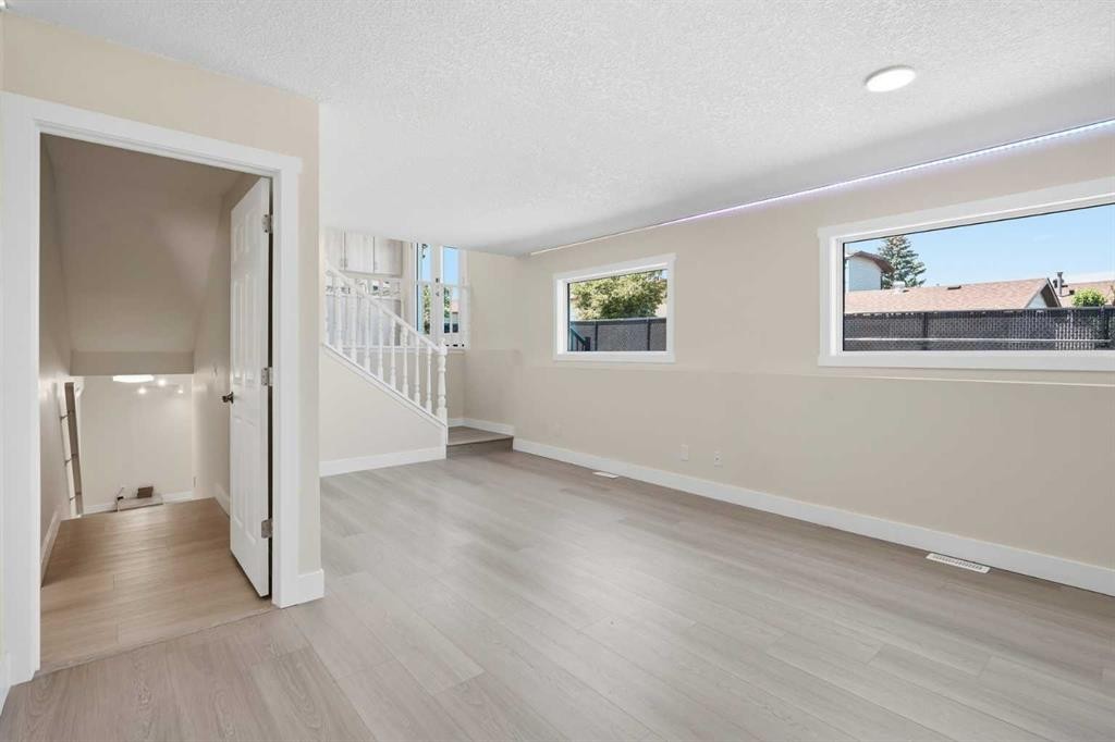 43 Beaconsfield Place Nw, Calgary, AB - Indoor Photo Showing Other Room