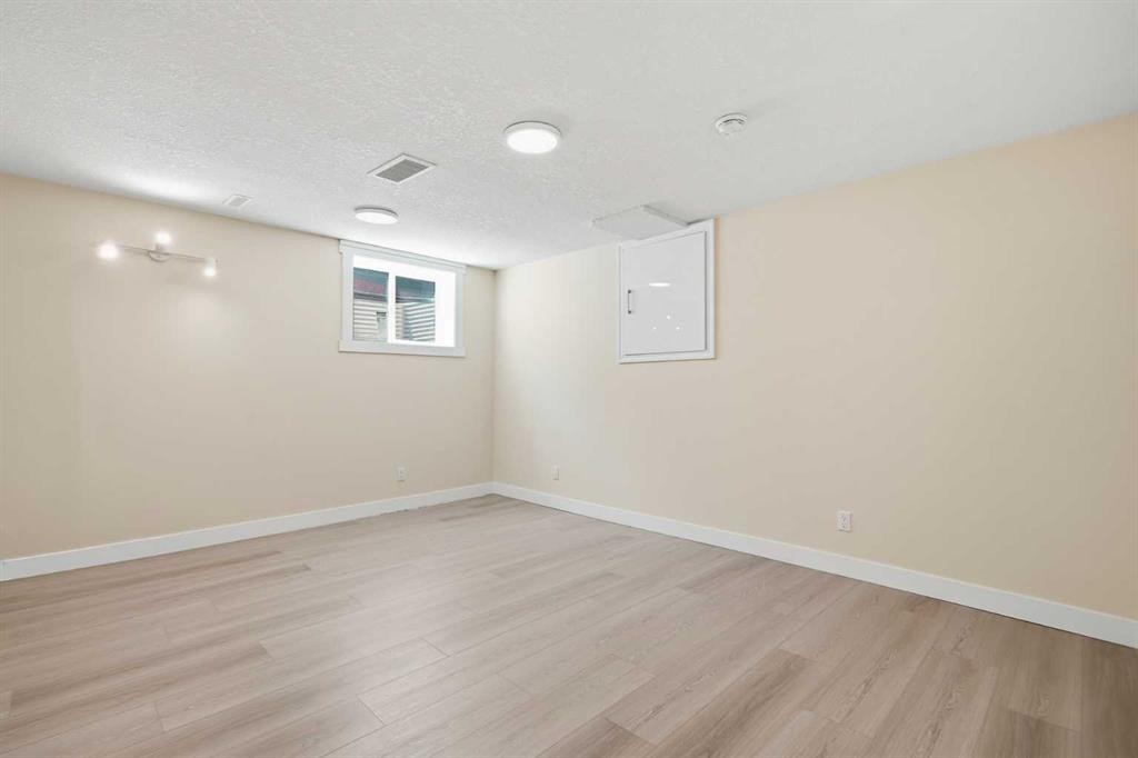 43 Beaconsfield Place Nw, Calgary, AB - Indoor Photo Showing Other Room