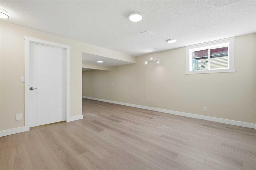 43 Beaconsfield Place Nw, Calgary, AB - Indoor Photo Showing Other Room