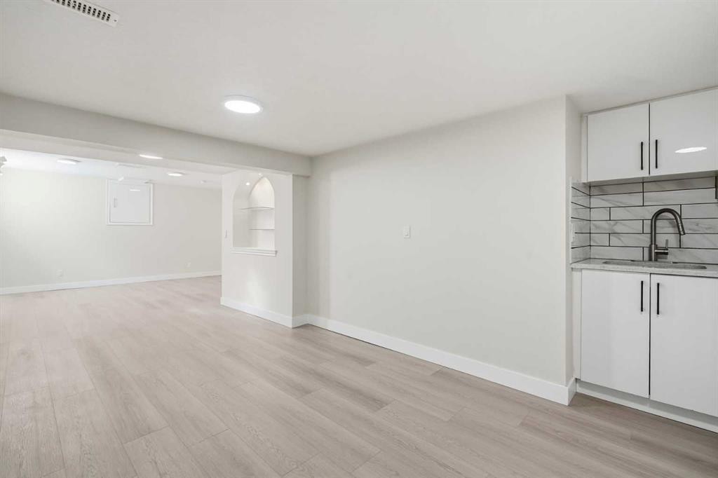 43 Beaconsfield Place Nw, Calgary, AB - Indoor Photo Showing Kitchen