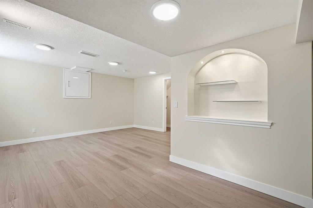 43 Beaconsfield Place Nw, Calgary, AB - Indoor Photo Showing Other Room
