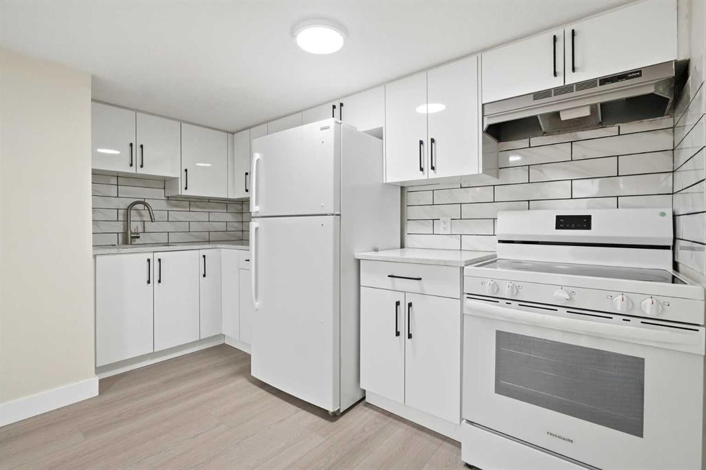 43 Beaconsfield Place Nw, Calgary, AB - Indoor Photo Showing Kitchen