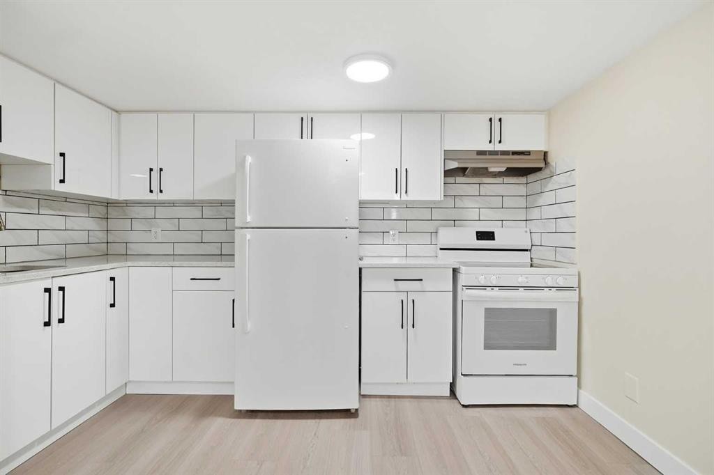 43 Beaconsfield Place Nw, Calgary, AB - Indoor Photo Showing Kitchen
