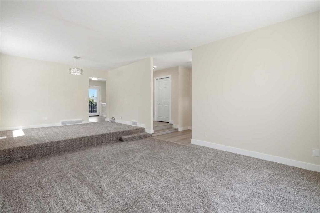 43 Beaconsfield Place Nw, Calgary, AB - Indoor Photo Showing Other Room