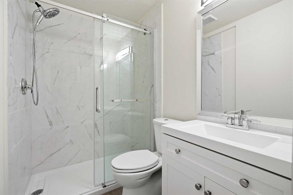 43 Beaconsfield Place Nw, Calgary, AB - Indoor Photo Showing Bathroom