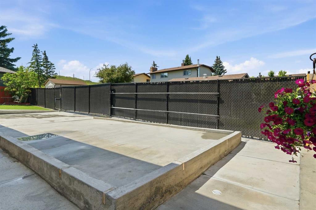 43 Beaconsfield Place Nw, Calgary, AB - Outdoor